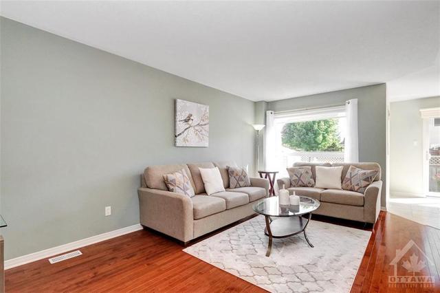 100 Prem Circle, Townhouse with 3 bedrooms, 3 bathrooms and 2 parking in Ottawa ON | Image 6