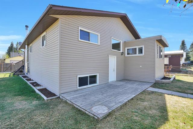 117 and 113 2 Avenue, House detached with 5 bedrooms, 2 bathrooms and 2 parking in Clearwater County AB | Image 2