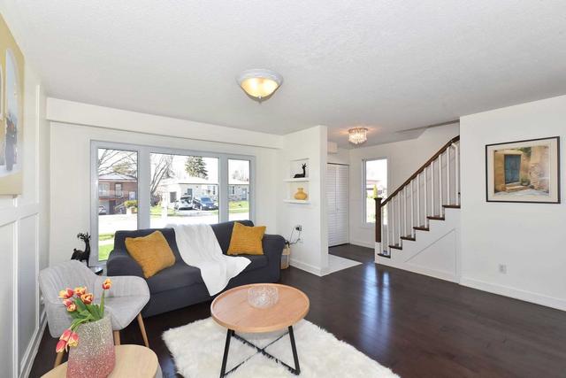 954 Blairholm Ave, House semidetached with 3 bedrooms, 2 bathrooms and 2 parking in Mississauga ON | Image 3