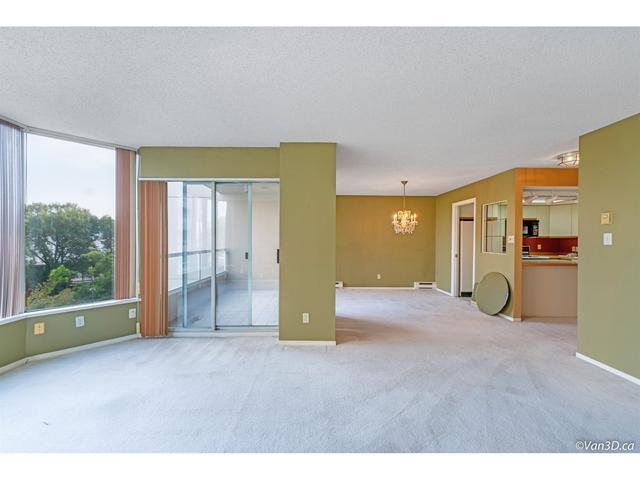 301 - 1065 Quayside Drive, Condo with 2 bedrooms, 2 bathrooms and null parking in New Westminster BC | Card Image