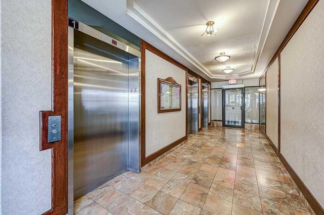 1001 - 26 Hanover Rd, Condo with 3 bedrooms, 2 bathrooms and 2 parking in Brampton ON | Image 3