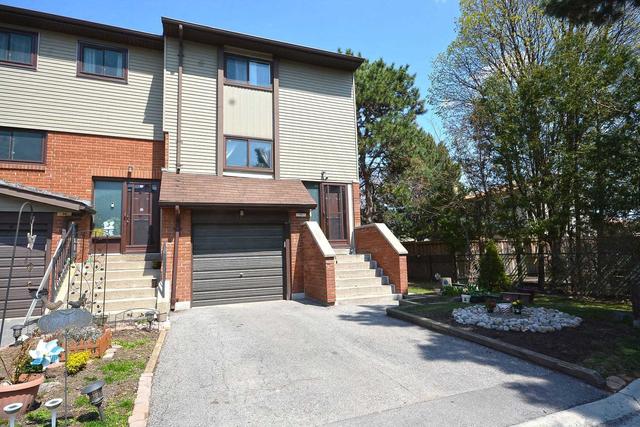 71 Carleton Pl, Townhouse with 3 bedrooms, 2 bathrooms and 2 parking in Brampton ON | Image 1