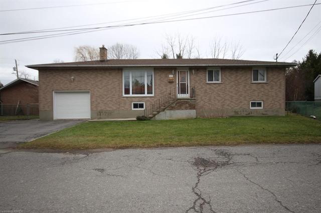 1251 Cross Street, House detached with 4 bedrooms, 2 bathrooms and 2 parking in Kingston ON | Image 1