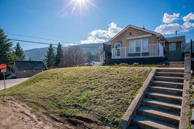 574 7th Avenue, House detached with 3 bedrooms, 2 bathrooms and null parking in Castlegar BC | Image 7