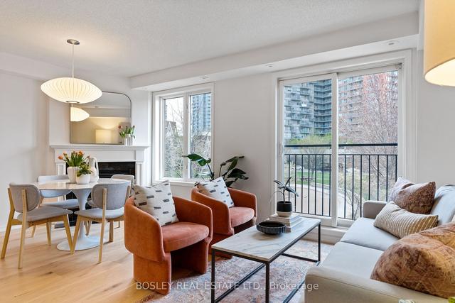 th 604 - 15 Laidlaw St, Townhouse with 2 bedrooms, 2 bathrooms and 1 parking in Toronto ON | Image 5