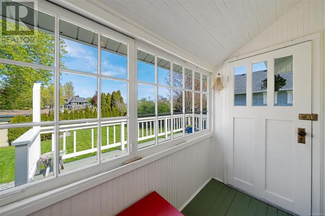 2118 Pentland Rd, House detached with 3 bedrooms, 1 bathrooms and 2 parking in Oak Bay BC | Image 39