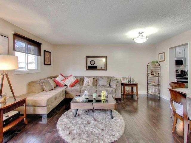 54 - 105 Hansen Rd N, Townhouse with 3 bedrooms, 2 bathrooms and 1 parking in Brampton ON | Image 4