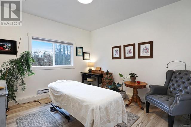 Seller currently uses 2 rooms for a massage studio but could be an in-law suite or mortgage helper | Image 18