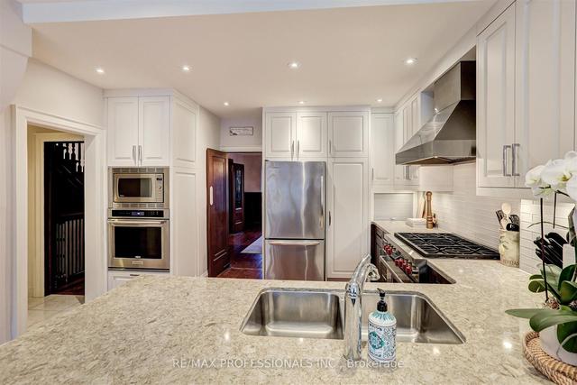 22 The Kingsway, House detached with 4 bedrooms, 6 bathrooms and 7 parking in Toronto ON | Image 3