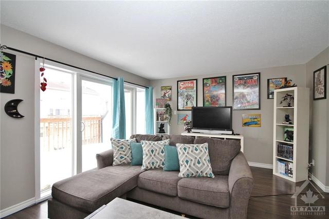 d - 284 Dalehurst Drive, Townhouse with 3 bedrooms, 2 bathrooms and 2 parking in Ottawa ON | Image 7