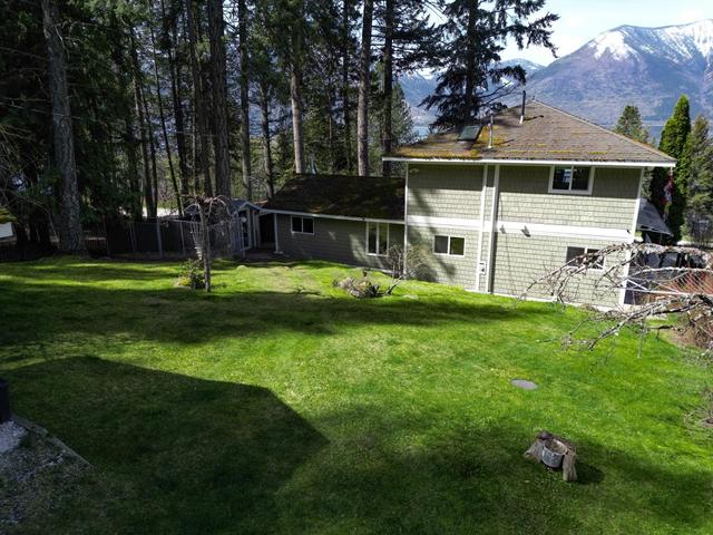 11110 Highway 3a, House detached with 3 bedrooms, 2 bathrooms and null parking in Central Kootenay A BC | Image 40