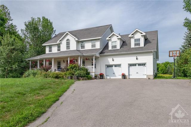 141 Gourlay Lane, House detached with 4 bedrooms, 3 bathrooms and 20 parking in Ottawa ON | Image 1