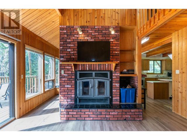 5271 Meadow Creek Crescent, House detached with 3 bedrooms, 2 bathrooms and 4 parking in Columbia Shuswap F BC | Image 5