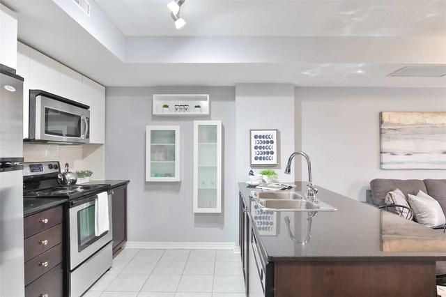 220 - 11 Ruttan St, Townhouse with 2 bedrooms, 2 bathrooms and 1 parking in Toronto ON | Image 2