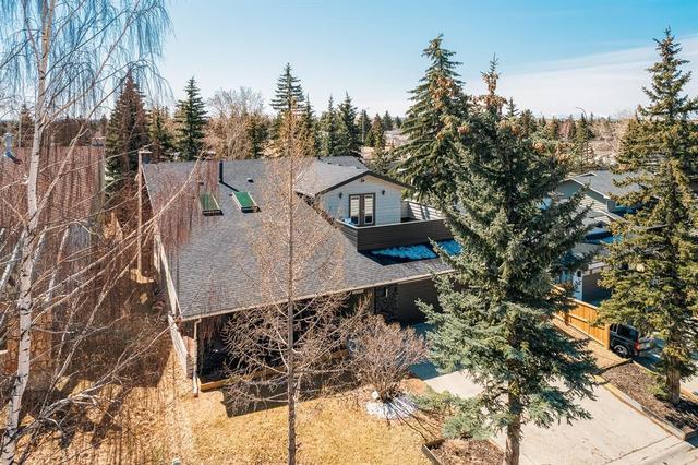 247 Pump Hill Crescent Sw, House detached with 6 bedrooms, 3 bathrooms and 4 parking in Calgary AB | Image 2