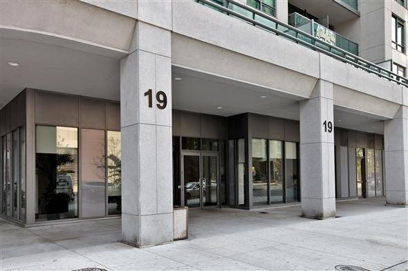 2206 - 19 Grand Trunk Cres, Condo with 2 bedrooms, 2 bathrooms and 1 parking in Toronto ON | Image 2