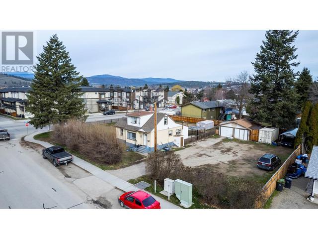122 Wallace Road, House detached with 3 bedrooms, 2 bathrooms and 6 parking in Kelowna BC | Image 2
