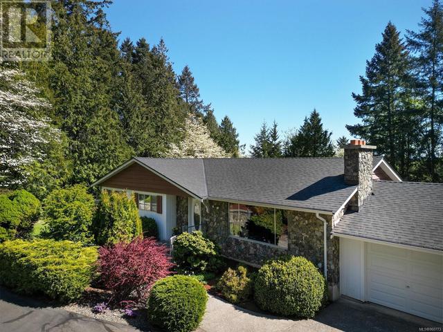 6155 Old East Rd, House detached with 4 bedrooms, 2 bathrooms and 8 parking in Saanich BC | Image 3