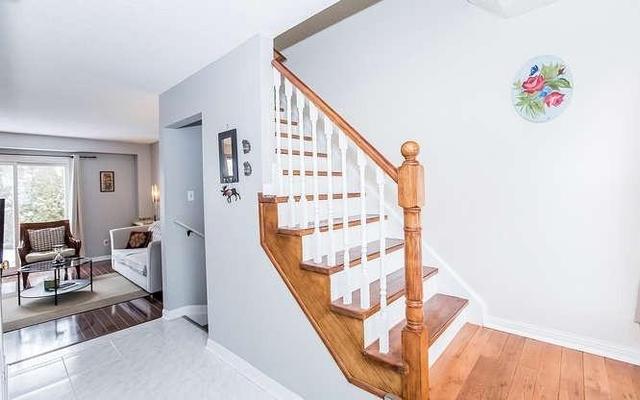 93 Cutters Cres, House attached with 3 bedrooms, 3 bathrooms and 2 parking in Brampton ON | Image 3
