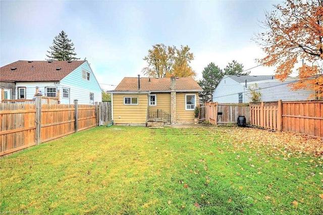 3 Waverley Rd, House detached with 2 bedrooms, 1 bathrooms and 2 parking in St. Catharines ON | Image 2