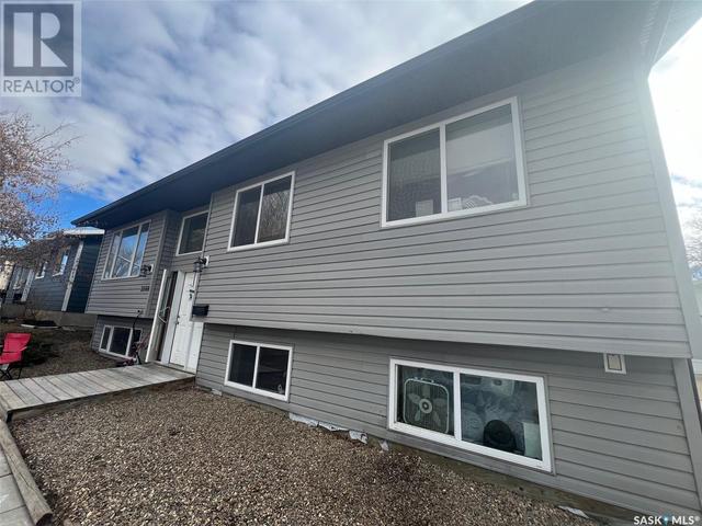 2398 100th Street, House detached with 6 bedrooms, 2 bathrooms and null parking in North Battleford CY SK | Image 2