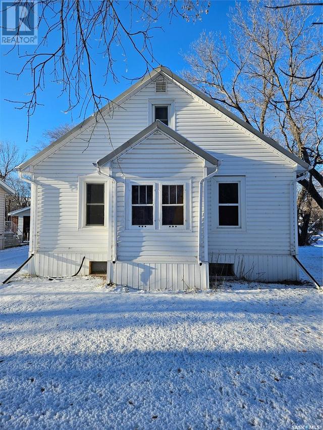 501 2nd Street, House detached with 3 bedrooms, 2 bathrooms and null parking in Lampman SK | Image 1