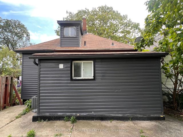 966 Brant St, House detached with 4 bedrooms, 2 bathrooms and 0 parking in Windsor ON | Image 1