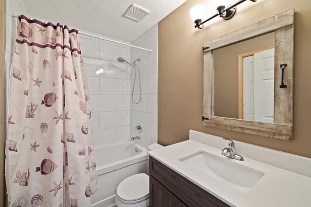 52 Shawbrooke Court Sw, Home with 3 bedrooms, 1 bathrooms and 2 parking in Calgary AB | Image 4