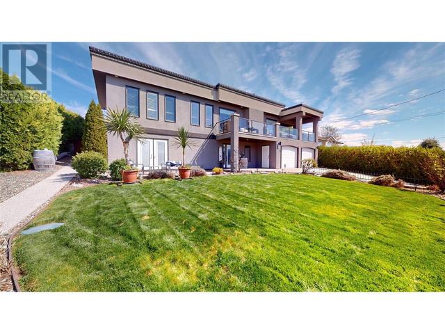 3033 37th Street Street, House detached with 4 bedrooms, 2 bathrooms and 2 parking in Okanagan Similkameen A BC | Image 1