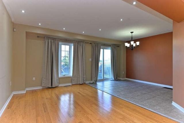3452 Angel Pass Dr, House attached with 3 bedrooms, 3 bathrooms and 3 parking in Mississauga ON | Image 3