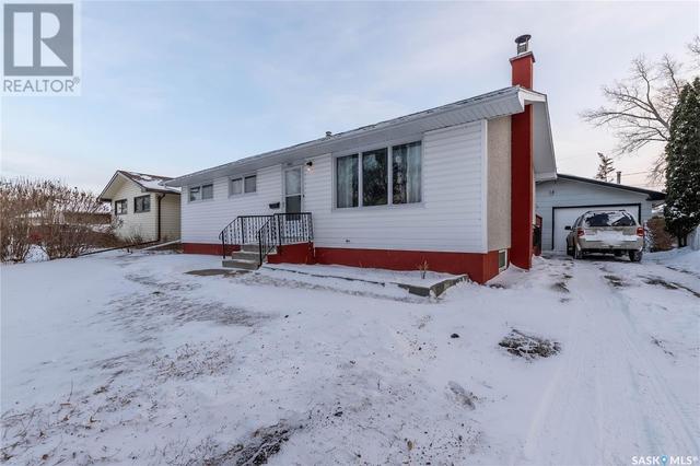 1037 Simcoe Street, House detached with 5 bedrooms, 2 bathrooms and null parking in Moose Jaw SK | Image 1