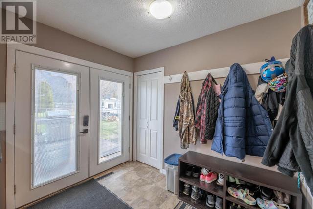 501 3rd Avenue, House detached with 4 bedrooms, 2 bathrooms and null parking in Keremeos BC | Image 3