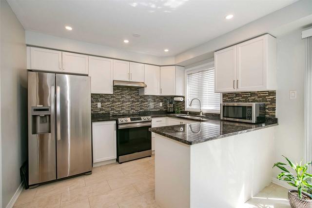 932 Flute Way, House semidetached with 3 bedrooms, 3 bathrooms and 5 parking in Mississauga ON | Image 2