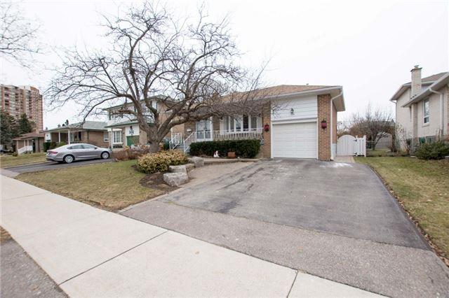 Upper - 292 Wellesworth Dr, House detached with 3 bedrooms, 1 bathrooms and 1 parking in Toronto ON | Image 5