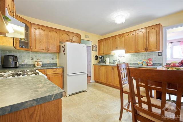150 Paddock Way, House detached with 2 bedrooms, 2 bathrooms and 4 parking in Ottawa ON | Image 10