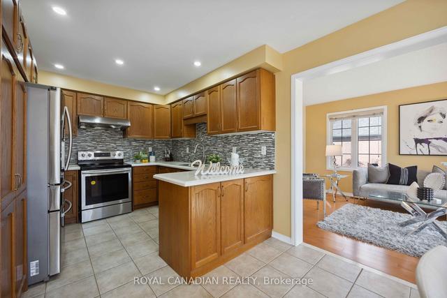 97 Andriana Cres, House attached with 3 bedrooms, 3 bathrooms and 3 parking in Markham ON | Image 3