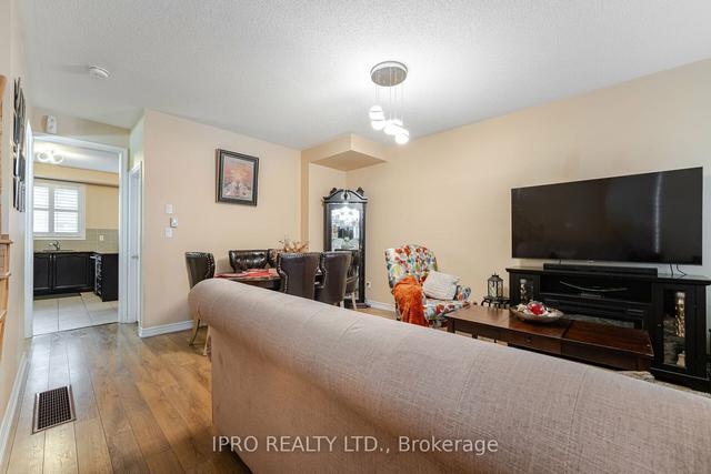 9 Hobart Gdns, House attached with 3 bedrooms, 5 bathrooms and 2 parking in Brampton ON | Image 10