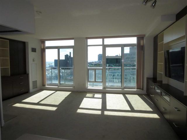 1017 - 410 Queens Quay W, Condo with 2 bedrooms, 1 bathrooms and 1 parking in Toronto ON | Image 9