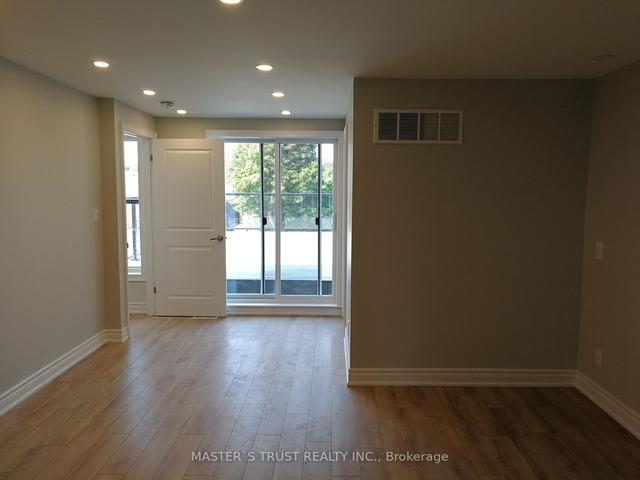 unit2 - 246 Lippincott St, House detached with 4 bedrooms, 2 bathrooms and 0 parking in Toronto ON | Image 6