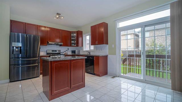 39 Hadfield Circ, House detached with 4 bedrooms, 4 bathrooms and 6 parking in Brampton ON | Image 2