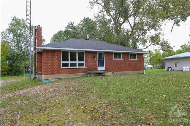 233 Magee Road, House detached with 3 bedrooms, 1 bathrooms and 5 parking in North Grenville ON | Image 2