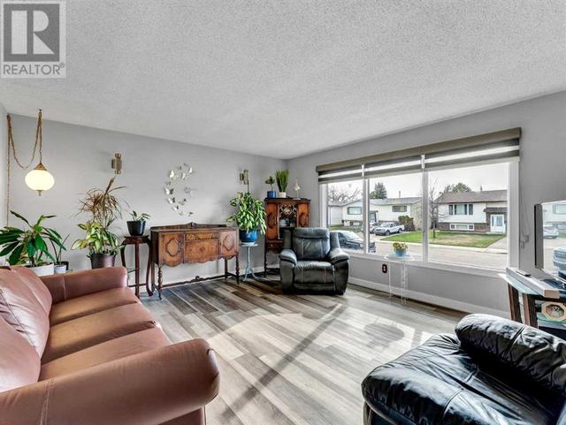 815 5 Street Se, House detached with 5 bedrooms, 3 bathrooms and 4 parking in Redcliff AB | Image 5