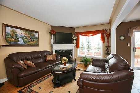 81 Royal Ridge Cres, House detached with 3 bedrooms, 3 bathrooms and 4 parking in Vaughan ON | Image 2