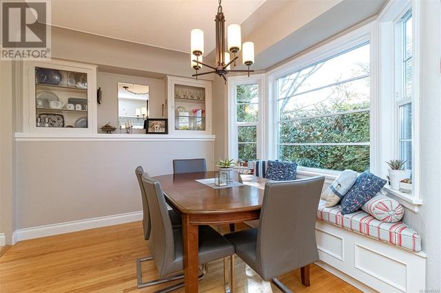 943 Linkleas Ave, House detached with 6 bedrooms, 3 bathrooms and 2 parking in Oak Bay BC | Image 13