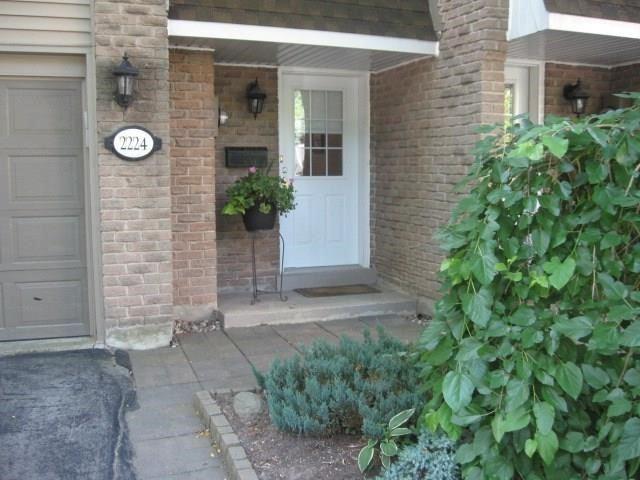 2224 Marine Dr, Townhouse with 3 bedrooms, 3 bathrooms and 2 parking in Oakville ON | Image 1