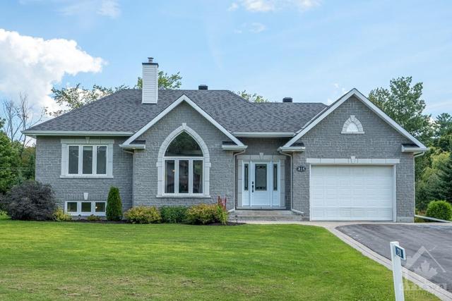 218 Daniel Crescent, House detached with 4 bedrooms, 2 bathrooms and 8 parking in Clarence Rockland ON | Image 1