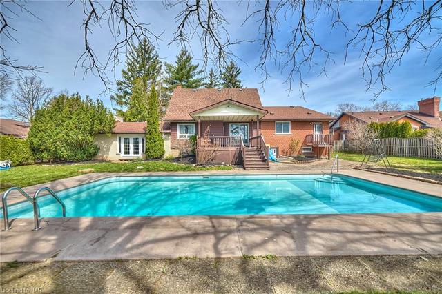 7094 Woodgate Street, House detached with 5 bedrooms, 3 bathrooms and 8 parking in Niagara Falls ON | Image 2