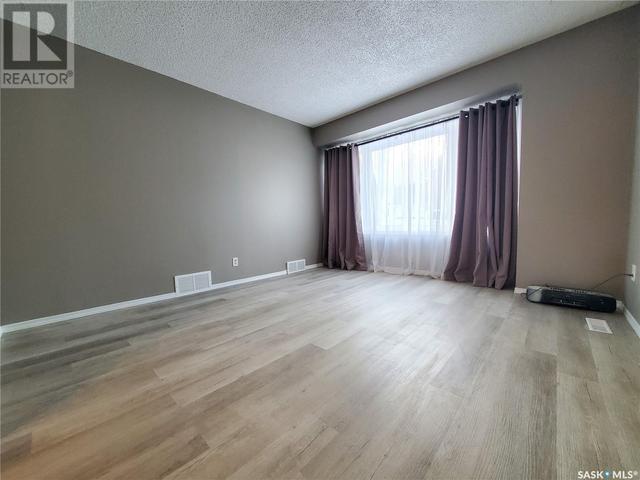 427 7th Avenue Nw, House detached with 3 bedrooms, 2 bathrooms and null parking in Swift Current SK | Image 8