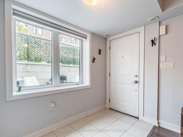 301 - 6 Drummond St, Townhouse with 1 bedrooms, 1 bathrooms and 1 parking in Toronto ON | Image 2