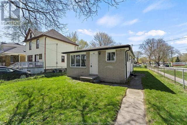 561 Chippawa Street, House detached with 3 bedrooms, 1 bathrooms and null parking in Windsor ON | Image 2